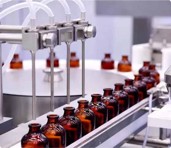 Fabrica com garrafas de vidro